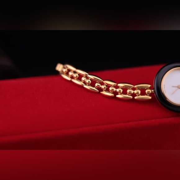 Vintage 1990s Gucci Interchangable Bezel 11/12.2 Women Watch
Rice Link Bracelet - Picture 12 of 16